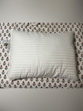 NWT! Pottery Barn Classic 550 FP White Down Chamber Pillow Medium Firmness